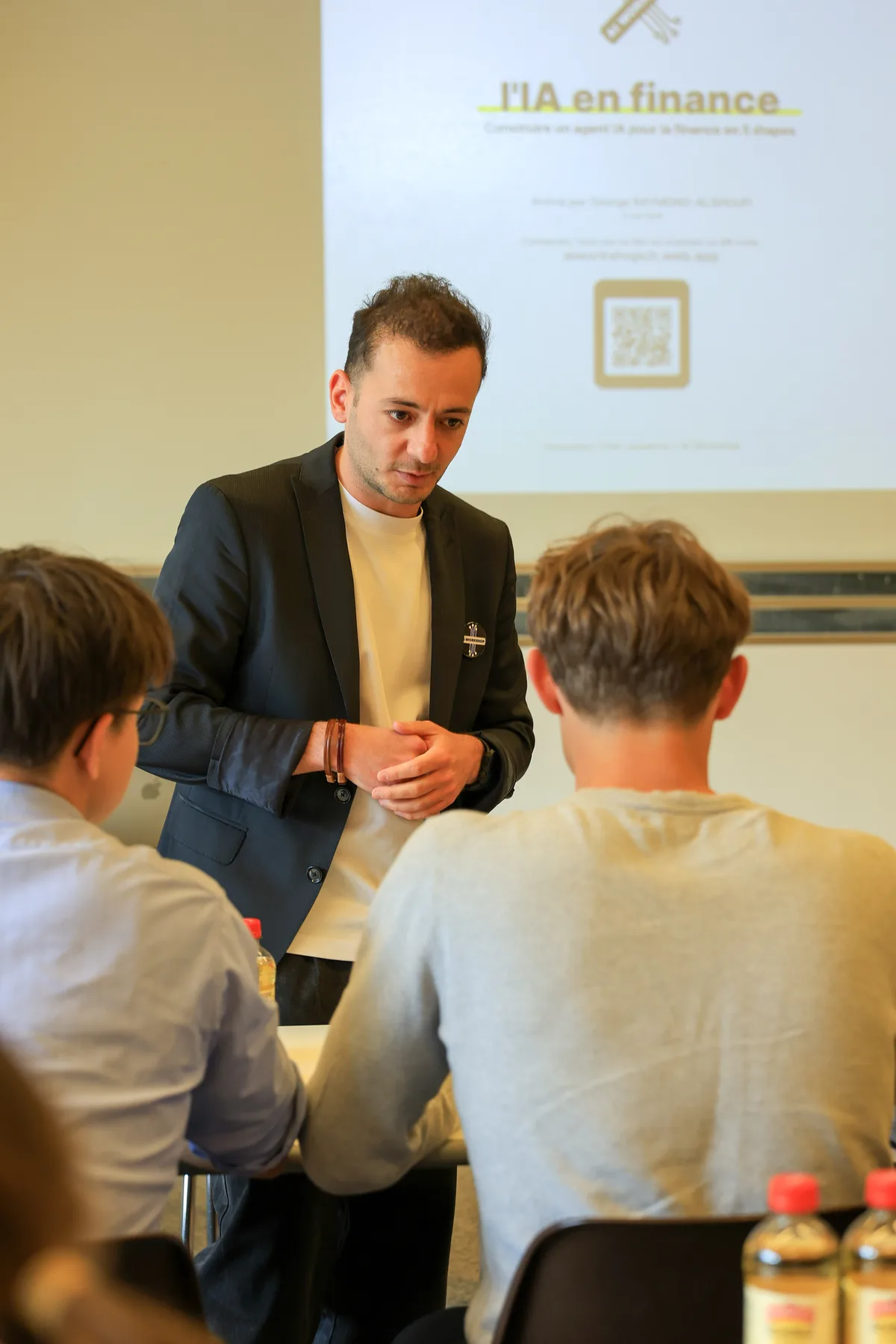 George begleitet an der UNIL in Lausanne mit Teilnehmenden eine Übung zu KI in Finance