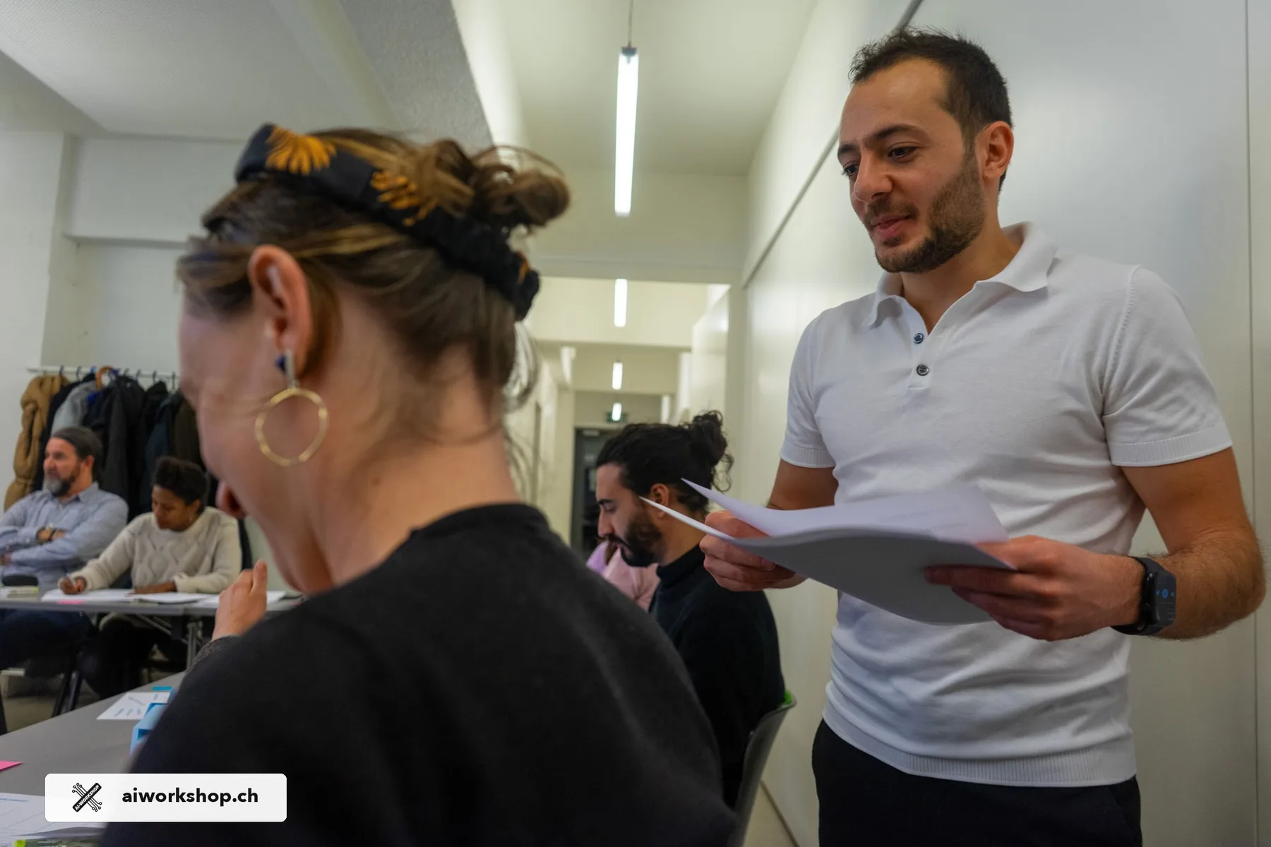 Der Facilitator unterstützt eine Teilnehmerin bei einer Einzelübung in Lausanne