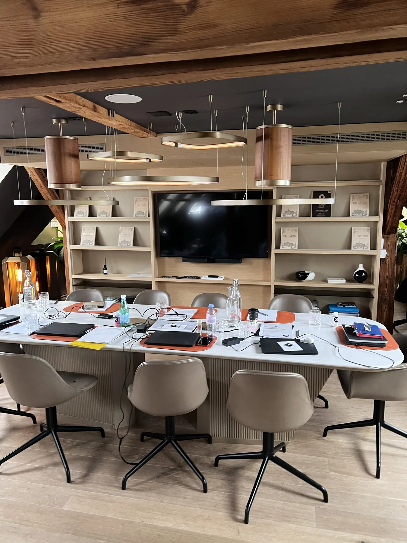Der Raum ist mit Gerät, Arbeitsheft und Material für jede Person vorbereitet. Vorbereitung eines HR-Assistant-Workshops · Zürich.