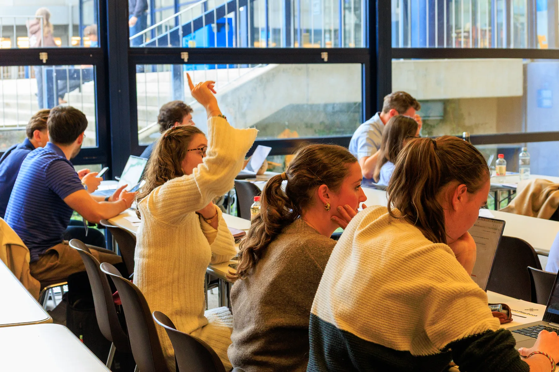Eine Teilnehmerin stellt während einer AI-Workshop-Session an der UNIL in Lausanne eine Frage