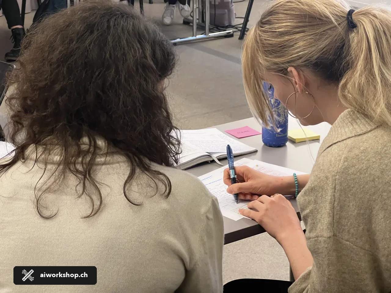 Zwei Teilnehmerinnen bearbeiten gemeinsam eine praktische Übung im KI-für-HR-Workshop in Zürich