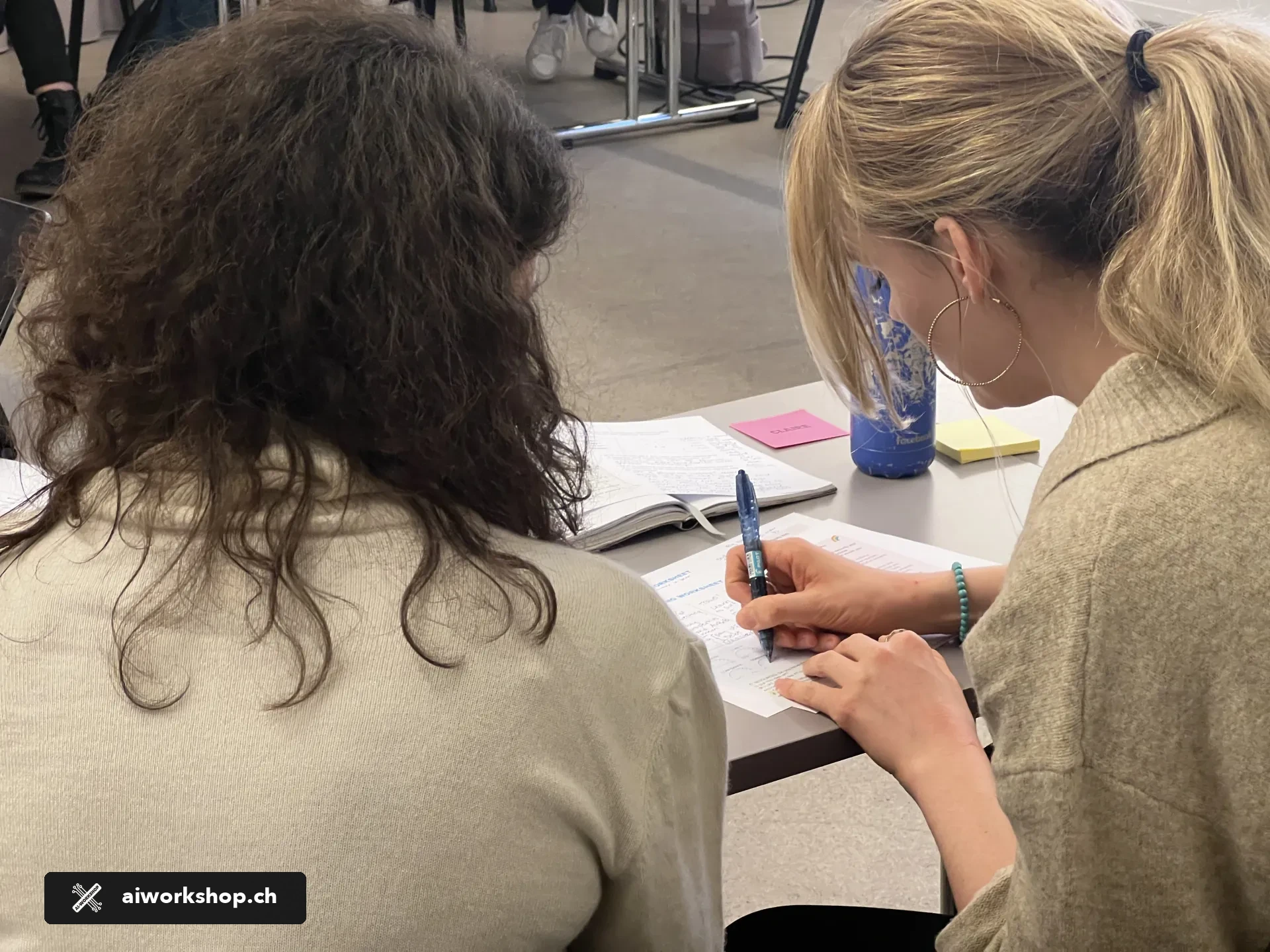 Teilnehmende arbeiten gemeinsam in einem AI Workshop in Lausanne